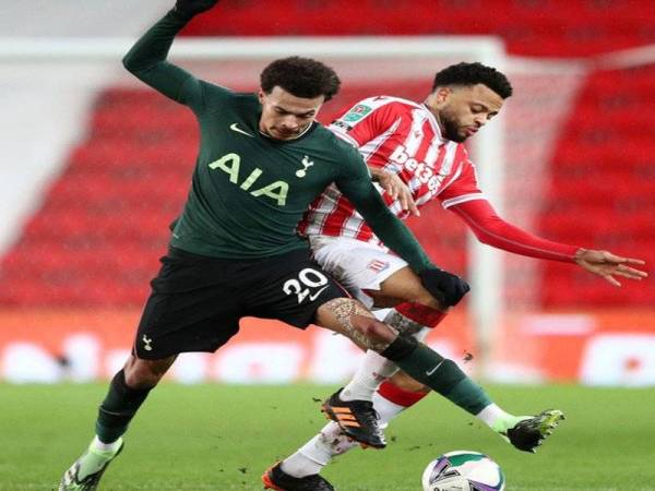 Alli (kiri) berebut bola dengan pemain Stoke pada aksi suku akhir Piala Liga Inggeris (EFL) berdepan Stoke di Stadium Britannia pada awal pagi Khamis.