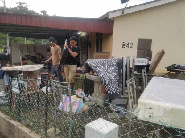 Penduduk di Rumah Mampu Milik (RMM) Teluk Kalong, Kemaman ini menjemur barangan yang masih boleh digunakan.