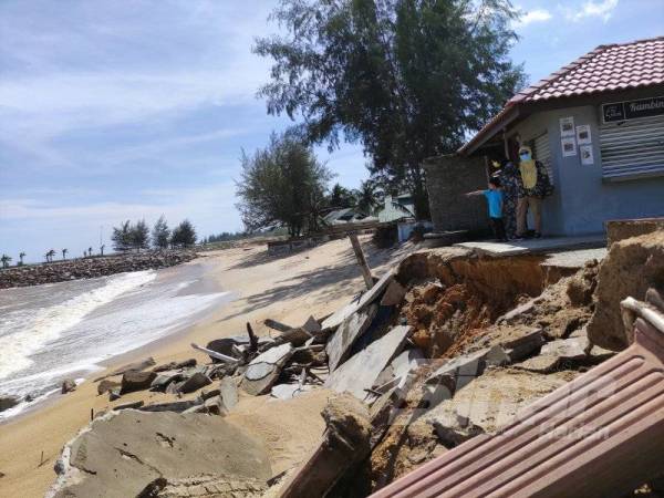 Kesan runtuhan yang berlaku akibat hakisan.