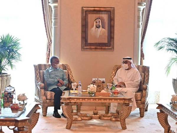 Al-Sultan Abdullah berkenan menerima menghadap Menteri Kesihatan dan Prevensi UAE, Dr Abdul Rahman Mohammed Al Owais di Emirates Palace, Abu Dhabi pada Rabu. - Foto FB Istana Negara