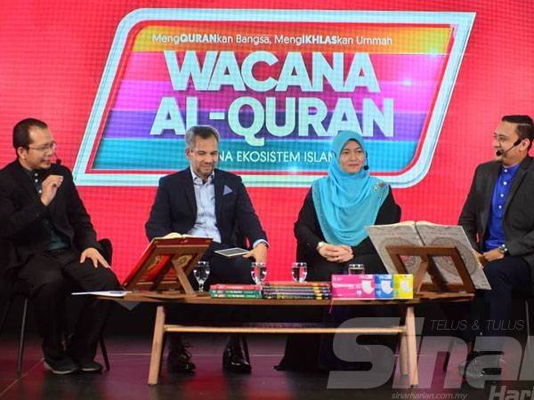 Dari kiri: Fazrul, Zaid, Nik Salida Suhaila dan Tarmizi pada program Wacana Al-Quran Edisi Resolusi bertajuk 'Memburu Mahligai Impian' surah al-Rum ayat 21 yang berlangsung di Kompleks Kumpulan Karangkraf, Shah Alam pada Selasa.