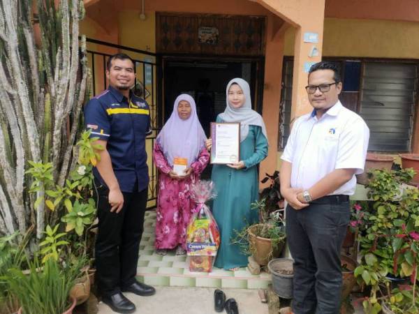 Nur Salsabila (dua dari kanan) menerima penghargaan menerusi program Jelajah Apresiasi Pelajar Cemerlang SPM 2019 dari rumah ke rumah baru-baru ini.