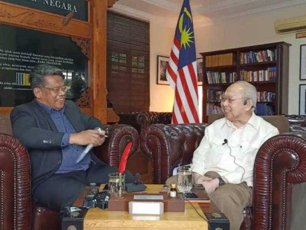 Tengku Razaleigh (kanan) menjadi tetamu program bual bicara 'Minda Profesor Negara Mengenai Masa Depan Malaysia: Kemana Kita' di Pejabat Sekretariat MPN, Kajang pada Khamis.