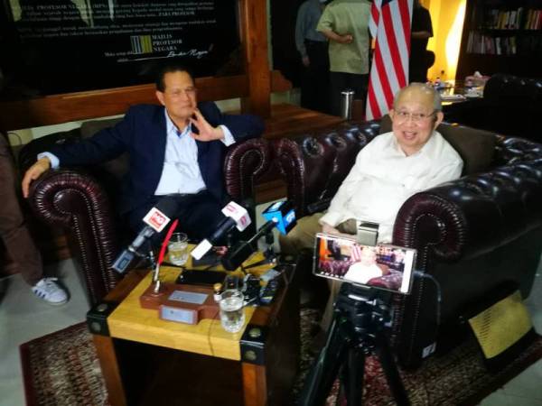 Tengku Razaleigh menjadi tetamu pada program bual bicara' Minda Profesor Negara Mengenai Masa Depan Malaysia: Ke Mana Kita di Pejabat Sekretariat MPN, Kajang pada Khamis.
