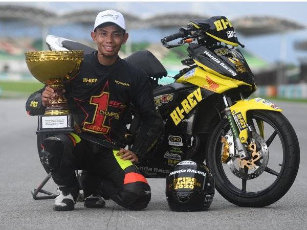 Helmi memegang trofi Kejuaraan Cub Prix 2020 di Litar Sepang (Utara) pada Khamis.