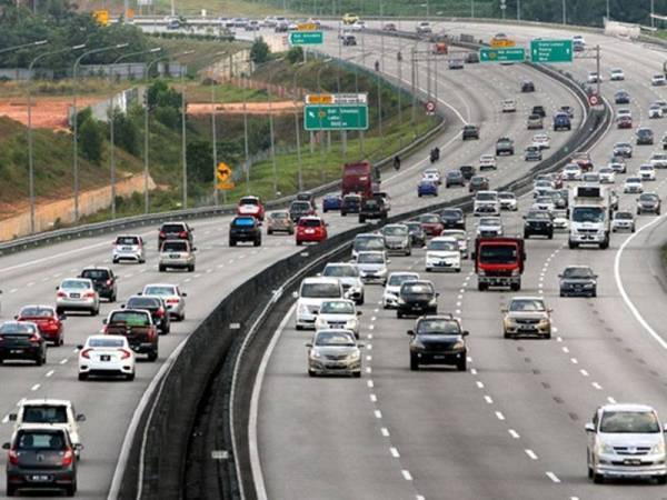 Aliran trafik keluar dari ibu negara ke arah utara, selatan dan timur Semenanjung terus meningkat berikutan orang ramai mengambil peluang pulang ke kampung bermula semalam sempena cuti panjang.