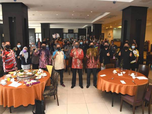 Hassan Basri (tengah) bersama pengamal media yang hadir pada majlis minum petang bersama Sahabat Media UniSZA 2020 di Permai Hotel pada Khamis.