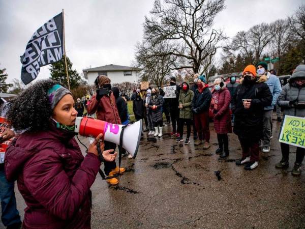 Sejumlah penunjuk perasaan yang memprotes tindakan polis menembak mati seorang lelaki kulit hitam berkumpul di Colombus, Ohio pada Khamis lalu. - Foto AFP