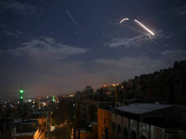 Gambar fail menunjukkan peluru berpandu Israel dipintas menerusi sistem pertahanan Syria dekat Damsyik. - Foto AFP