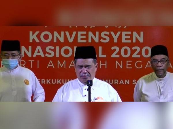 Mohamad (tengah) pada sidang akhbar Konvensyen Nasional 2020 Parti Amanah yang diadakan secara dalam talian pada Sabtu. Hadir sama, Salahuddin (kiri) dan Hatta (kanan).