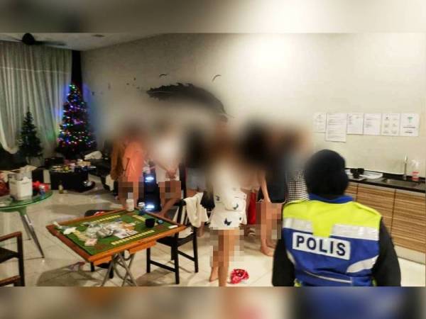 Wanita yang ditahan dalam parti liar di sebuah banglo di kawasan Genting Sempah, Bukit Tinggi pada Jumaat. Foto: Ihsan polis