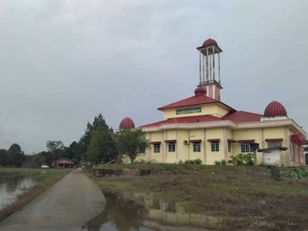 Kawasan Masjid Kubang Sawa di Tumpat yang sebelum ini ditenggelami banjir sedalam hampir satu meter juga sudah kembali surut.