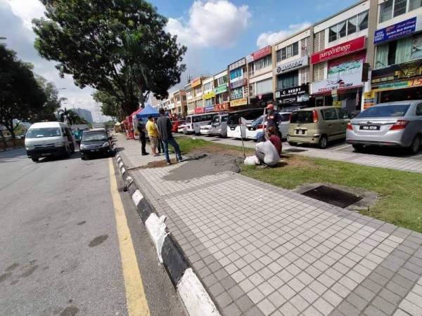 Tindakan menyimen bahagian siar kaki dengan rumput oleh penjaja di Bandar Sri Permaisuri. - Foto FB Abam Penguatkuasa.