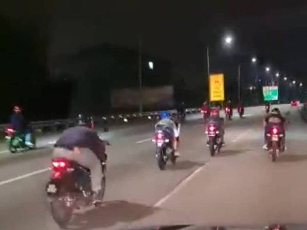 Polis menahan tiga penunggang motosikal kerana melakukan aksi berbahaya di Lebuhraya Kuala Lumpur - Seremban awal pagi pada Sabtu.