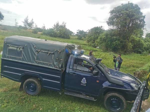 Mayat dibawa kenderaan polis untuk di bawa ke Bilik Forensik Hospital Sultanah Nur Zahirah (HSNZ) Kuala Terengganu untuk bedah siasat. 