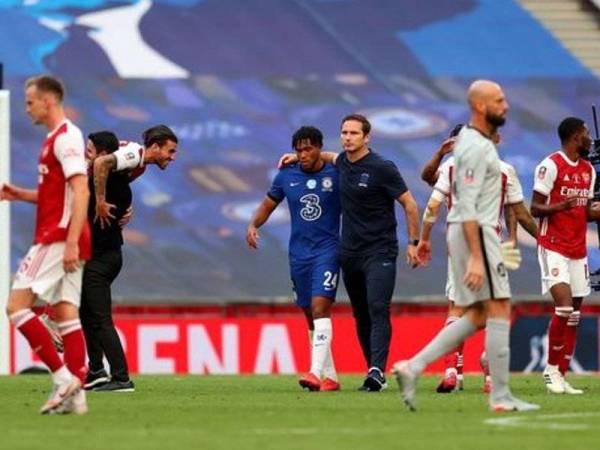 Frank Lampard menenangkan pemain Chelsea, Reece James, selepas perlawanan berkenaan.