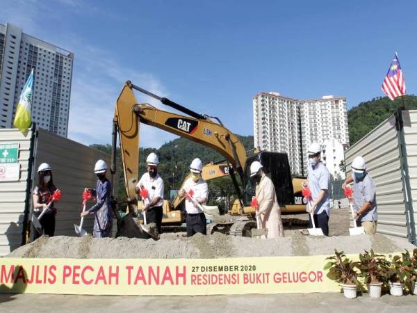 Zuraida (tiga dari kanan) merasmikan Majlis Pecah Tanah PR1MA Residen Bukit Gelugor hari ini. 