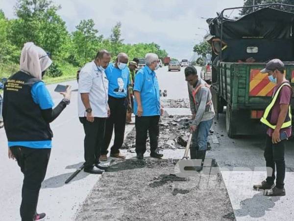 Hassan melihat kerja-kerja membaiki kerosakan dan menampal jalan berhampiran susur keluar ke Plentong di Lebuhraya Pasir Gudang, pada Ahad.