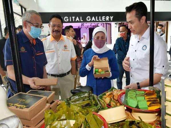 Menteri Pelancongan, Seni dan Budaya Datuk Seri Nancy Shukri melihat pembungkusan kuih muih tempatan mengguna kotak khas pada lawatan rasmi ke Centre of Technical Excellence Sarawak (CENTEXS) hari ini. - Foto Bernama
