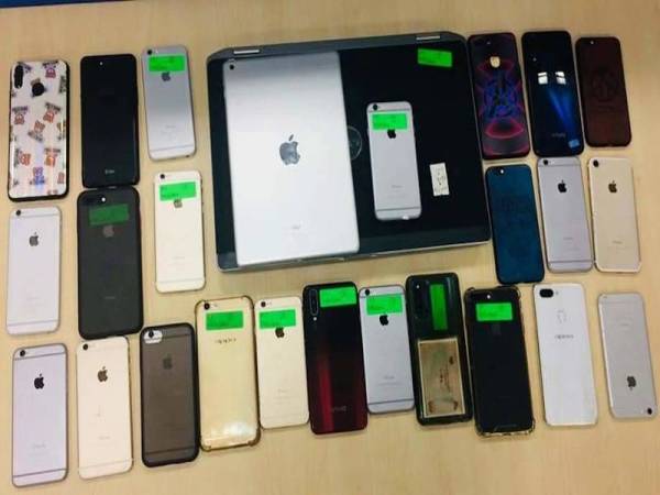 Antara telefon bimbit pelbagai jenama yang dirampas dalam serbuan kerana terlibat penipuan pelaburan tidak wujud di Taman Abad, Johor Bahru pada Khamis.