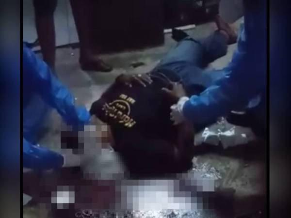 Mangsa yang mengalami kecederaan di tangan dan kepala diberikan rawatan awal sebelum dibawa ke Hospital Sultanah Bahiyah (HSB), Alor Setar pada Sabtu. - Foto Ihsan pembaca