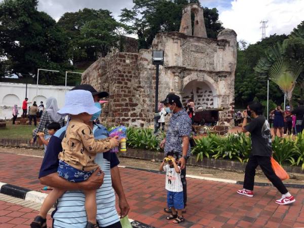 Kota A famosa antara tempat bersejarah di Melaka yang meriah dikunjungi pelancong ketika tinjauan di sekitar Bandar Hilir pada Ahad. - Foto Bernama