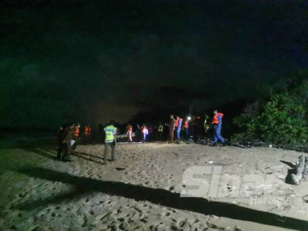 Sebahagian daripada anggota yang terlibat dalam usaha mencari dan menyelamat mangsa berkumpul di pesisir pantai di lokasi Pantai Jambu Bongkok Marang iaitu lokasi mangsa yang dikhuatiri lemas.