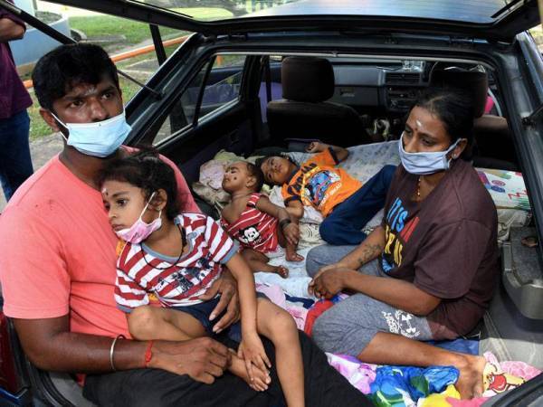 Kisah Keluarga S Ganesh terpaksa tinggal di dalam sebuah kereta setelah rumahnya di Lebuh Carnarvon di sini mendapat liputan meluas sebelum ini. - Foto Bernama
