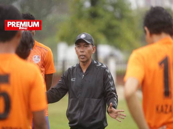 Azman ketika melatih Ultimate FC dalam saingan Liga M3 musim ini.