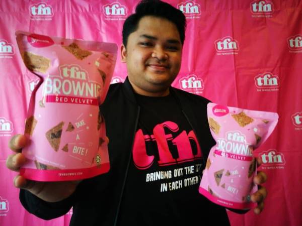 Mohamad Adam menunjukkan TFN Brownies perisa red velvet yang dilancarkan di Kuala Lumpur pada Jumaat.