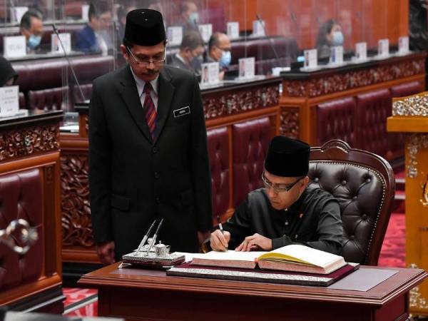 Ketua Pemuda Pas Senator Khairil Nizam Khirudin menandatangani dokumen selepas dilantik sebagai Ahli Dewan Negara pada Mesyuarat Ketiga Penggal Ketiga Parlimen Ke-14 Persidangan Dewan Negara di Bangunan Parlimen hari ini. - Foto Bernama