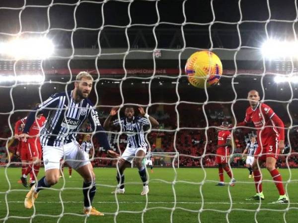 Semi Ajayi (dua, kanan), menjaringkan gol penyamaan West Brom pada perlawanan berkenaan.