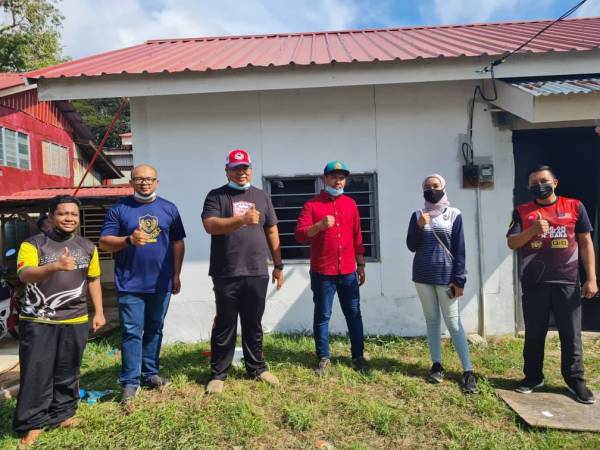 Syed Mohd Johan Rizal (tiga dari kiri) bersama pasukannya mengadakan program sukarelawan baik pulih rumah di Kampung Tanjung Bendahara, Alor Setar pada Isnin.