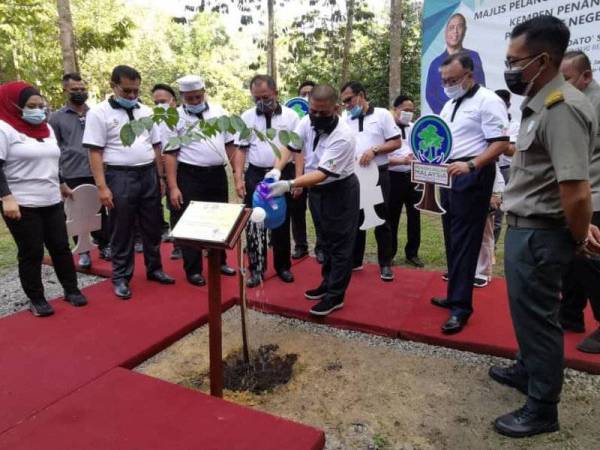 Saarani menyempurnakan gimik program Penghijauan Malaysia melalui Kempen Penanaman 100 juta pokok peringkat negeri Perak di Taman Eko Rimba Kledang Saiong di Bandar Meru Raya, hari ini.