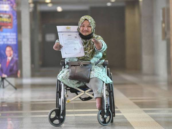 Zarina menunjukkan sijil pendaftaran perniagaan di bawah Skim Pendaftaran Perniagaan Prihatin (SPPP) yang dikendalikan oleh Suruhanjaya Syarikat Malaysia (SSM) di Kementerian Perdagangan Dalam Negeri dan Hal Ehwal Pengguna (KPDNHEP) pada Isnin. - Foto Bernama