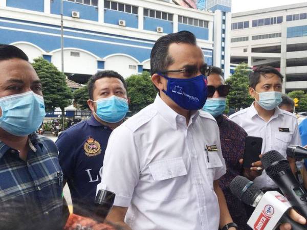 Asyraf Wajdi ketika ditemui pemberita selepas selesai membuat laporan polis di Ibu Pejabat Polis Daerah (IPD) Dang Wangi, Kuala Lumpur pada Isnin.