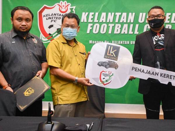 Che Abdullah (tengah) menerima replika kunci daripada Pengarah Urusan LK Holding Amirul Ikhwan Mazlan (kanan) pada Majlis Menandatangani Kontrak Pegawai, Pemain Serta Perjanjian Kontrak Penajaan Pasukan KUFC 2021 malam tadi. Turut sama Setiausaha Kehormat KUFC, Anas Karimi Ahmad Thani (kiri). Foto: Bernama