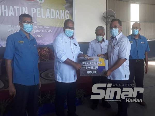 Huzaini (dua dari kiri) menyerahkan sumbangan kepada wakil PPK Beseri pada Program Prihatin Peladang Perlis di PPK Mata Ayer pada Isnin.