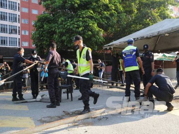 Operasi perobohan struktur gerai dilakukan oleh anggota penguat kuasa MBSJ di Jalan Taqwa, Persiaran Puchong Permai, pada Isnin.