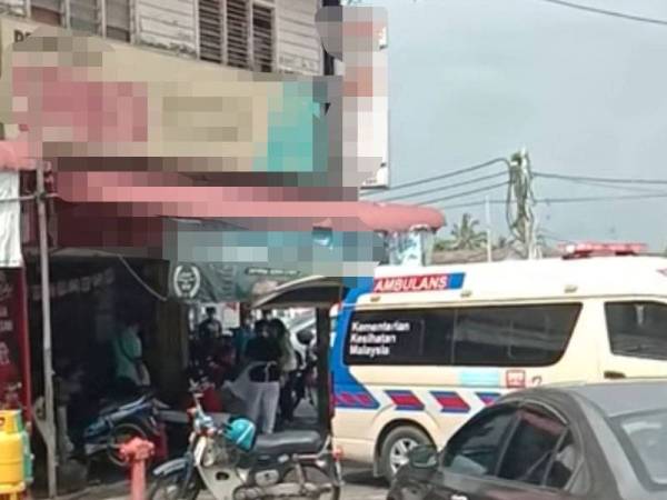 Sebuah video yang tular menunjukkan kehadiran petugas kesihatan lengkap memakai PPE bersama sebuah ambulans di sebuah bengkel motosikal di Pekan Sungai Besar pada Isnin.