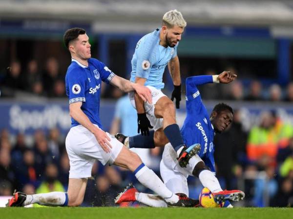 Aksi Everton dan Manchester City ditunda.