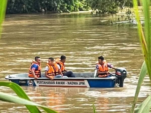 Pencarian oleh anggota terlibat dalam operasi mencari dan menyelamat mangsa di tempat kejadian di Sungai Benus, Bentong, Selasa. - Foto ihsan polis