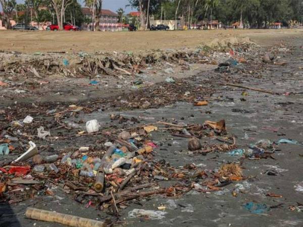 Keadaan pantai di Mersing dipenuhi sampah sarap. - Foto: Ihsan Facebook Sultan Ibrahim Sultan Iskandar