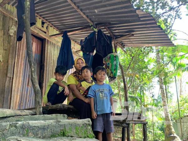 Rumah usang di Kampung Ayer Merbo ini menempatkan enam sekeluarga yang hidup serba kekurangan.