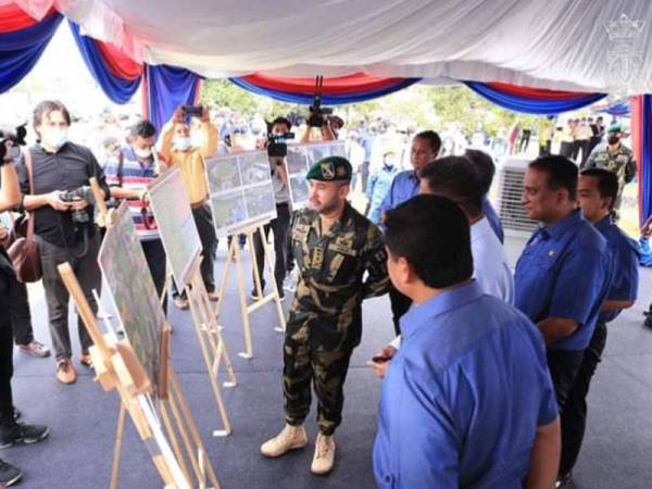 Tunku Ismail diiringi Reezal Merican dan Hasni melihat pameran selepas menyempurnakan Majlis Pecah Tanah TMIYC Muar, di Muar pada Selasa. - Foto Facebook HRH Crown Prince of Johor