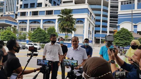 Hamdan (tengah) dan ahli JMM membuat laporan polis di Balai Polis Dang Wangi, Kuala Lumpur pada Selasa.