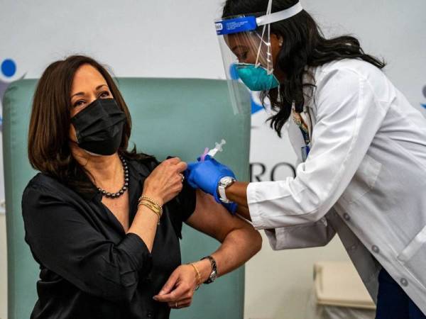 Kamala Harris diberikan vaksin Moderna di United Medical Center di Washington. - Foto Agensi