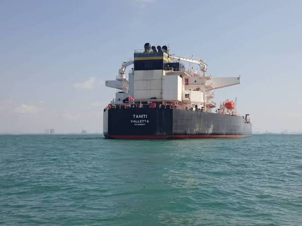 Sebuah kapal tangki dikesan bersauh tanpa kebenaran pada kedudukan lebih kurang 4.9 batu nautika barat daya dari Pulau Upeh pada Rabu.