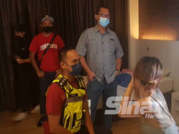 Saiful Annuar (dua dari kanan) menyoal siasat salah seorang wanita yang ditahan di sebuah hotel di Jalan Ipoh pada Rabu.