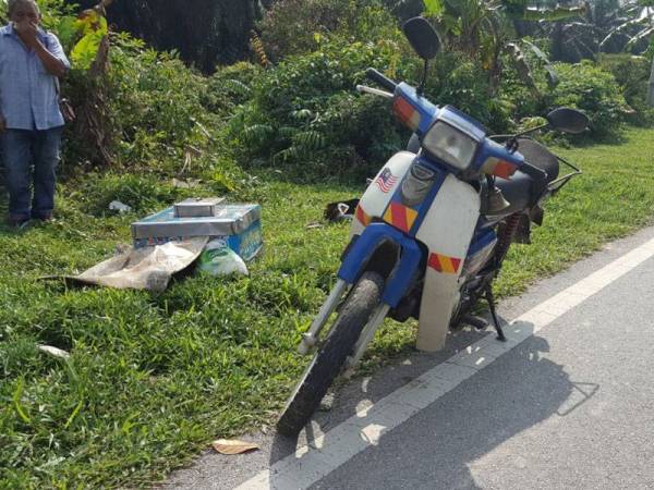 Motosikal jenis Honda EX5 ditunggang lelaki Pakistan terlibat dalam kemalangan Kilometer 12 Jalan Kuala Selangor - Rawang di sini Rabu.